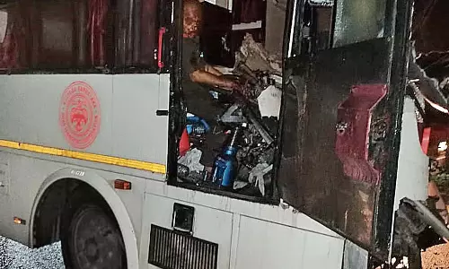 बस खड़ी लॉरी से टकराई: 21 घायल