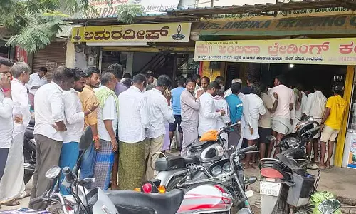 Karnataka : मकई के बीजों की तलाश में भागदौड़ Karnataka : मकई के बीजों की तलाश में भागदौड़