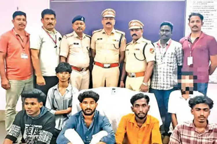 अलुवा स्टेशन के पास ट्रेन के फुटबोर्ड पर यात्रियों से लूटपाट के आरोप में 6 गिरफ्तार अलुवा स्टेशन के पास ट्रेन के फुटबोर्ड पर यात्रियों से लूटपाट के आरोप में 6 गिरफ्तार