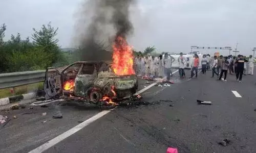 अलवर में कार और पुलिस वाहन की टक्कर, 14 लोग घायल