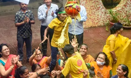 मुंबई में दही हांडी बनाने के दौरान 11 साल के बच्चे की गिरकर मौत मुंबई में दही हांडी बनाने के दौरान 11 साल के बच्चे की गिरकर मौत