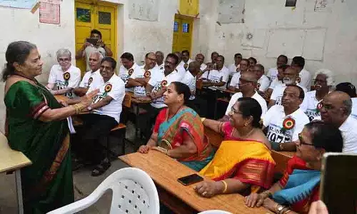 Erramanzil सरकारी स्कूल के पूर्व छात्रों ने भावुक पुनर्मिलन के साथ स्वर्ण जयंती मनाई Erramanzil सरकारी स्कूल के पूर्व छात्रों ने भावुक पुनर्मिलन के साथ स्वर्ण जयंती मनाई