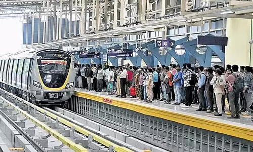 हमारी मेट्रो येलो लाइन: तीन ट्रेनें लोगों से खचाखच भरी रही हमारी मेट्रो येलो लाइन: तीन ट्रेनें लोगों से खचाखच भरी रही