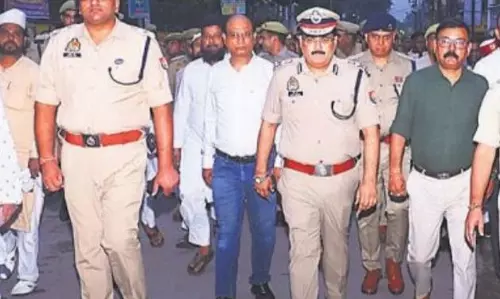 Bareilly: स्वतंत्रता दिवस को देखते हुए पुलिस ने पैदल गश्त कर लिया जायजा Bareilly: स्वतंत्रता दिवस को देखते हुए पुलिस ने पैदल गश्त कर लिया जायजा