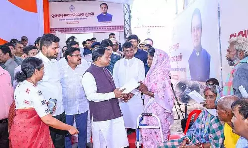 CM Majhi ने नौकरी नियमितीकरण को लेकर आत्महत्या की धमकी देने वाले चपरासी को शांत किया
