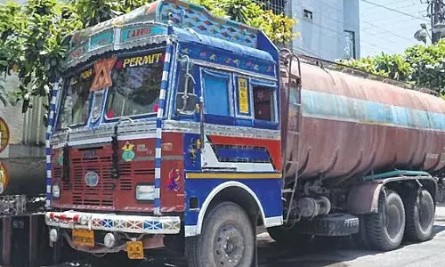 दीघा में खुले नालों में अवैध रूप से रसायन डालने के आरोप में अधिकारियों ने दो टैंकर जब्त किए दीघा में खुले नालों में अवैध रूप से रसायन डालने के आरोप में अधिकारियों ने दो टैंकर जब्त किए