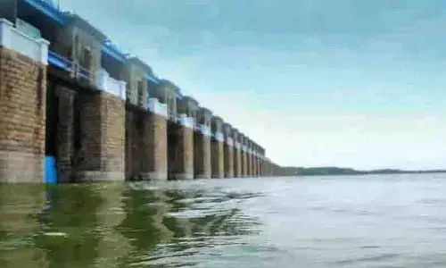 हिमायतसागर झील के पास भारी जल प्रवाह, ORR निकास 17 पर यातायात परिवर्तन