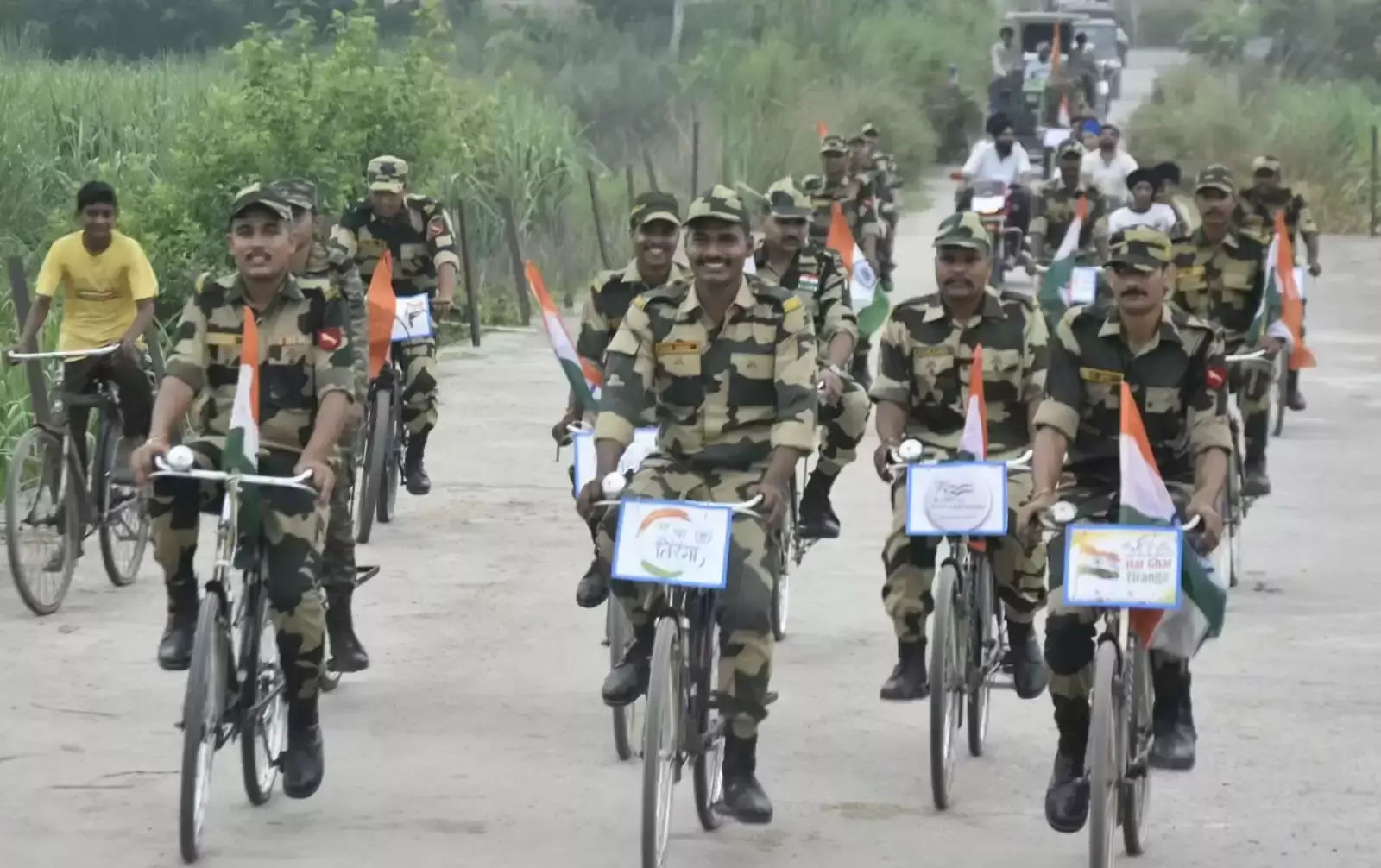 Chandigarh: BSF ने सीमावर्ती गांवों में जगाई तिरंगे की लहर Chandigarh: BSF ने सीमावर्ती गांवों में जगाई तिरंगे की लहर