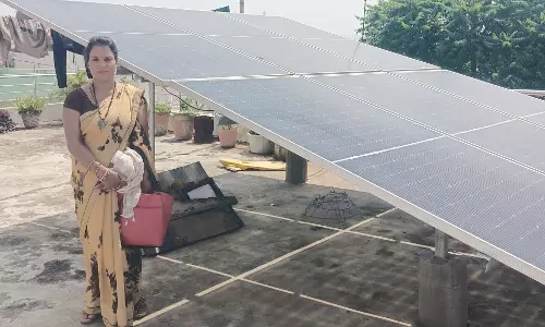 पीएम सूर्य घर से रोशन हो रहा अकत राम ध्रुव का घर पीएम सूर्य घर से रोशन हो रहा अकत राम ध्रुव का घर