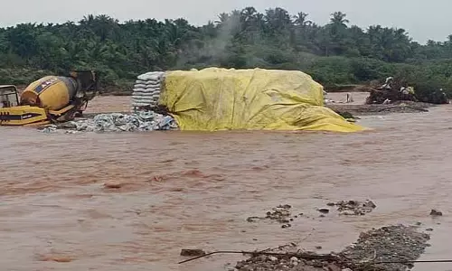 Karnataka : निर्माणाधीन कनेक्टिंग ब्रिज का निर्माण कार्य बाढ़ में डूबा Karnataka : निर्माणाधीन कनेक्टिंग ब्रिज का निर्माण कार्य बाढ़ में डूबा