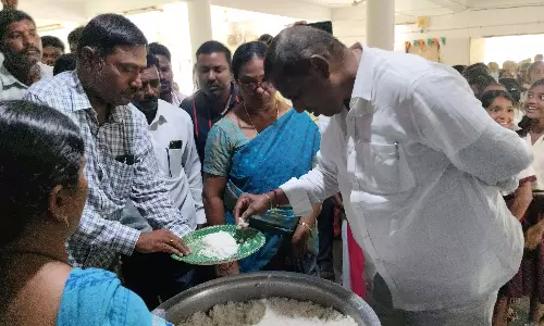 गुरुकुल स्कूल में घटिया भोजन की मंत्री ने की निंदा की