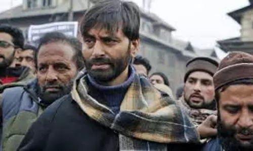 Srinagar: यासीन मलिक के घर पर NIA की रेड, 35 साल पुराने केस की जांच में नई कड़ी Srinagar: यासीन मलिक के घर पर NIA की रेड, 35 साल पुराने केस की जांच में नई कड़ी