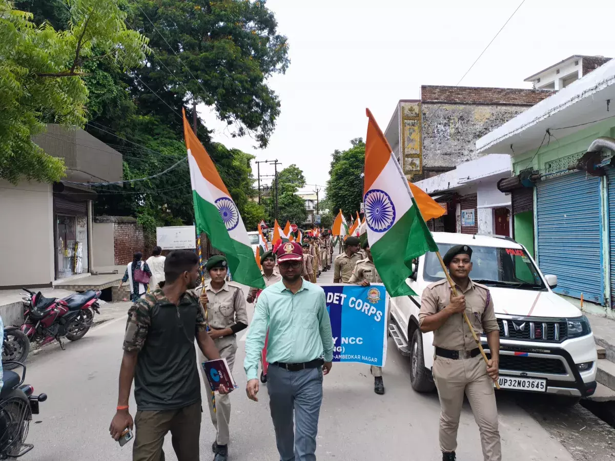 Ambedkar Nagar: एनसीसी कैडेट्स का देशभक्ति प्रदर्शन, डॉ. विवेक तिवारी के नेतृत्व में यात्रा