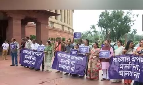 बंगाली भाषा विवाद: TMC सांसदों ने संसद परिसर में किया विरोध प्रदर्शन