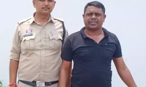 तालाब किनारे गांजा पी रहा युवक अरेस्ट