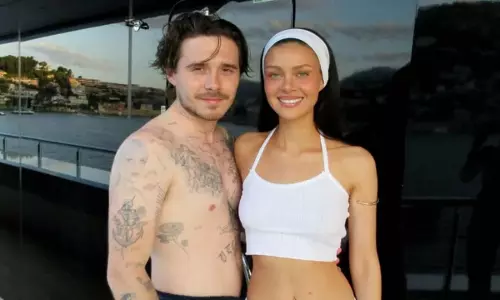 Brooklyn Beckham और निकोला पेल्ट्ज़ ने अपनी प्रतिज्ञा नवीनीकरण समारोह की एक झलक दिखाई Brooklyn Beckham और निकोला पेल्ट्ज़ ने अपनी प्रतिज्ञा नवीनीकरण समारोह की एक झलक दिखाई