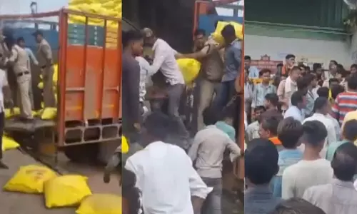 MP : उर्वरक की भारी कमी के बीच किसानों ने वितरण केंद्र पर उर्वरक की बोरियां लूट ली