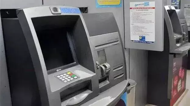 Kerala: शहर में एटीएम लूट का प्रयास, प्रवासी मज़दूर गिरफ्तार Kerala: शहर में एटीएम लूट का प्रयास, प्रवासी मज़दूर गिरफ्तार