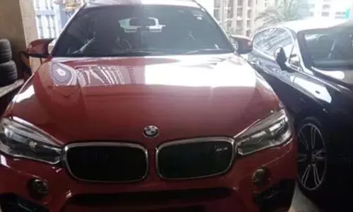ईडी ने दो दलालों के खिलाफ जांच में लग्जरी कारें, घड़ियां और नकदी जब्त की ईडी ने दो दलालों के खिलाफ जांच में लग्जरी कारें, घड़ियां और नकदी जब्त की