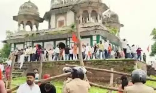 Lucknow: फतेहपुर मकबरा विवाद पर सपा का सदन में हंगामा Lucknow: फतेहपुर मकबरा विवाद पर सपा का सदन में हंगामा