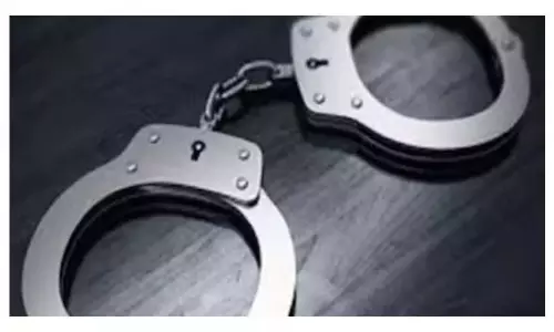 जबरन वसूली करने वाले से पूछताछ के दौरान व्यक्ति को चाकू मारा दो गिरफ्तार
