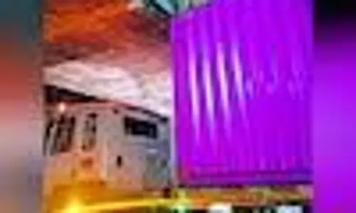 पुनालुर-मुवत्तुपुझा रोड पर कंटेनर ट्रकों को अवरुद्ध करने वाला निचला जलसेतु