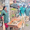 अरनमुला मंदिर के सफाई कर्मचारियों ने खोई हुई सोने की चेन लौटाई अरनमुला मंदिर के सफाई कर्मचारियों ने खोई हुई सोने की चेन लौटाई