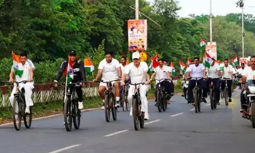 साइकिल चलाकर BSF जवानों ने हर घर तिरंगा फहराने का दिया संदेश