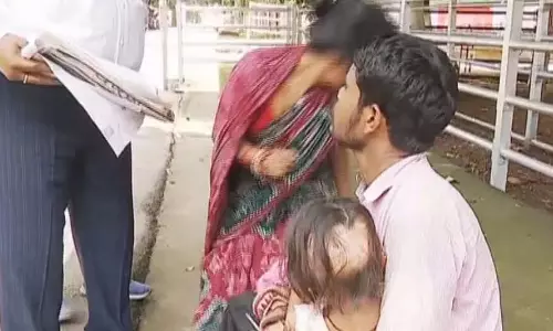 ओडिशा विधानसभा के पास दंपति और उनकी बच्ची ने आत्मदाह का प्रयास किया ओडिशा विधानसभा के पास दंपति और उनकी बच्ची ने आत्मदाह का प्रयास किया