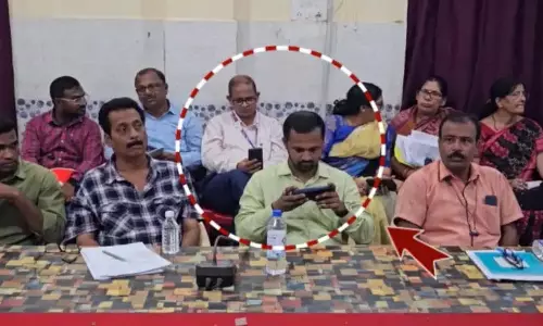 जन शिकायत सुनवाई के दौरान ओडिशा के अधिकारी फोन पर बात करते पकड़े गए जन शिकायत सुनवाई के दौरान ओडिशा के अधिकारी फोन पर बात करते पकड़े गए