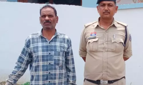 रायपुर : नहर किनारे गांजा पीते ग्रामीण गिरफ्तार
