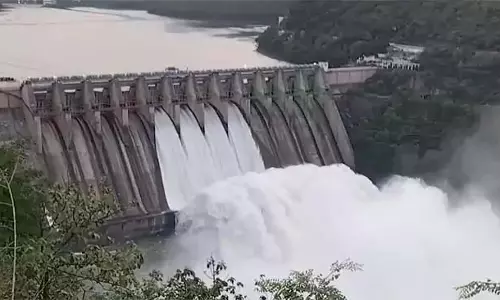 Andhra : श्रीशैलम जलाशय में बाढ़ का प्रवाह 4 गेट खोले गए Andhra : श्रीशैलम जलाशय में बाढ़ का प्रवाह 4 गेट खोले गए