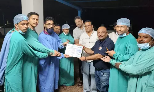 नेत्र और त्वचा दान, बेटे ने मां की इच्छा पूरी की नेत्र और त्वचा दान, बेटे ने मां की इच्छा पूरी की