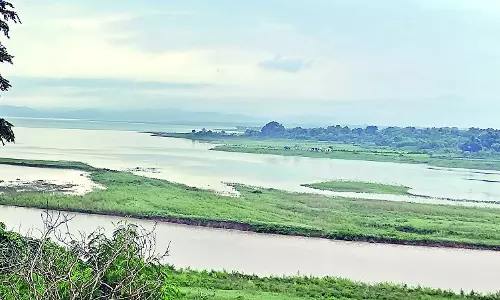 पहाड़ों पर लगातार हो रही बारिश पहाड़ों पर लगातार हो रही बारिश