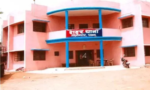 ट्रेन पकड़ने पहुंची नाबालिग लड़की से गैंगरेप, दो आरोपी गिरफ्तार ट्रेन पकड़ने पहुंची नाबालिग लड़की से गैंगरेप, दो आरोपी गिरफ्तार