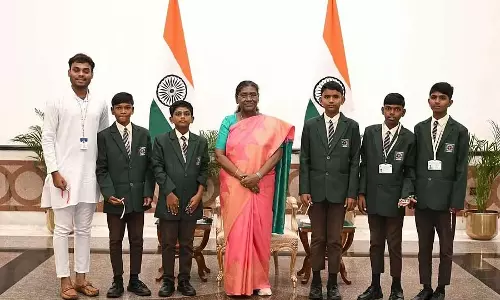 Devadurga : एकलव्य स्कूल के बच्चों ने राष्ट्रपति के साथ मनाया रक्षाबंधन Devadurga : एकलव्य स्कूल के बच्चों ने राष्ट्रपति के साथ मनाया रक्षाबंधन