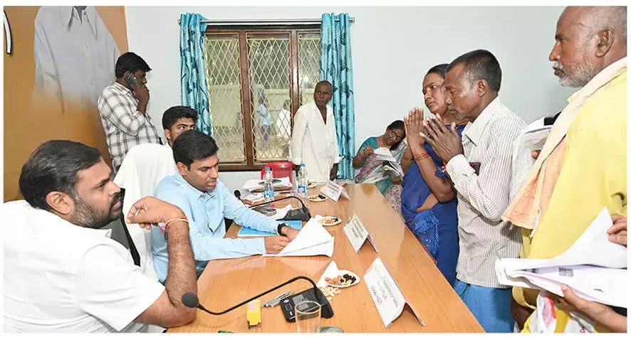 Andhra: PGRS जिला प्रशासन को लोगों के दरवाजे तक लाता है