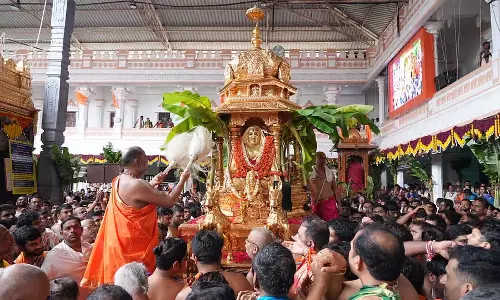 Karnataka : स्वर्ण रथ पर राजसी प्रतिमा का उत्सव Karnataka : स्वर्ण रथ पर राजसी प्रतिमा का उत्सव