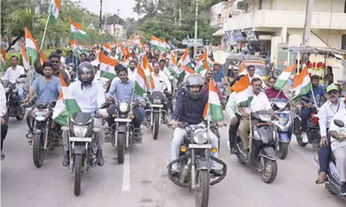 Andhra: अनंतपुर में हर घर तिरंगा रैली आयोजित की गई Andhra: अनंतपुर में हर घर तिरंगा रैली आयोजित की गई
