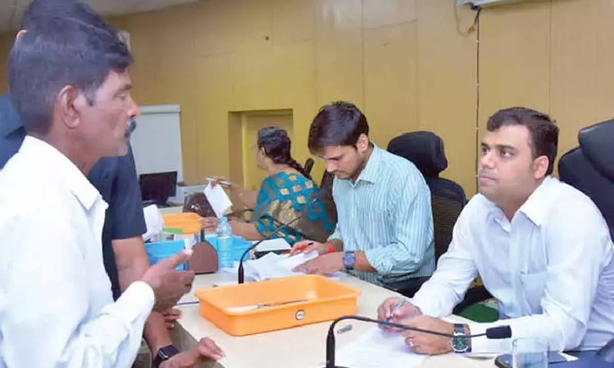 Andhra: अधिकारियों को जनता की शिकायतों का समयबद्ध समाधान करने को कहा गया Andhra: अधिकारियों को जनता की शिकायतों का समयबद्ध समाधान करने को कहा गया