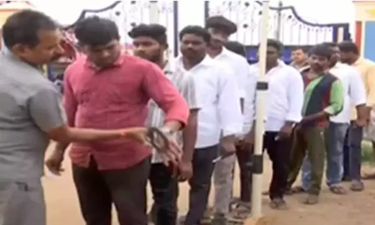 Andhra: YSR कडप्पा जिले में जेडपीटीसी उपचुनाव के लिए मतदान शुरू Andhra: YSR कडप्पा जिले में जेडपीटीसी उपचुनाव के लिए मतदान शुरू