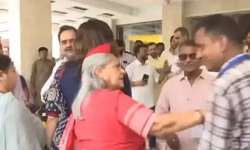 Jaya Bachchan: गुस्सा फिर फूटा, सेल्फी लेने आए शख्स को भगाया Jaya Bachchan: गुस्सा फिर फूटा, सेल्फी लेने आए शख्स को भगाया