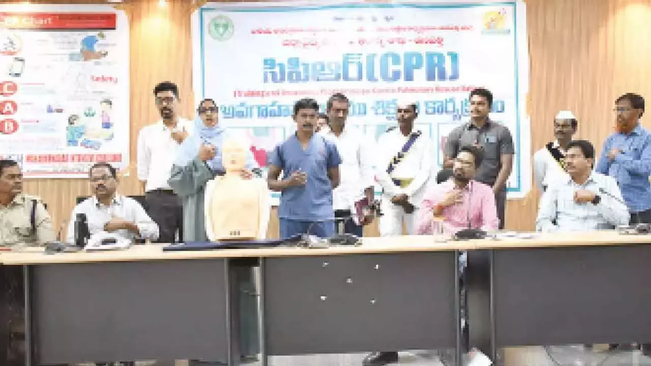 सभी को जीवन रक्षक CPR सीखना चाहिए: DC सभी को जीवन रक्षक CPR सीखना चाहिए: DC