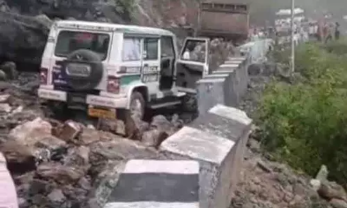 Sirmaur में भूस्खलन से एनएच-707 पर यातायात बाधित, स्वास्थ्य विभाग का वाहन और ट्रक क्षतिग्रस्त