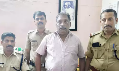 Kerala : अवैध विदेशी शराब के साथ व्यक्ति गिरफ्तार Kerala : अवैध विदेशी शराब के साथ व्यक्ति गिरफ्तार