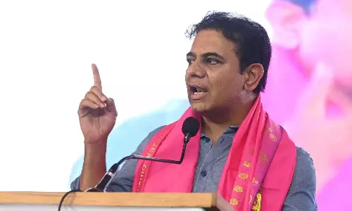 KTR ने फ़ोन टैपिंग के आरोपों पर बंदी संजय को कानूनी नोटिस भेजा KTR ने फ़ोन टैपिंग के आरोपों पर बंदी संजय को कानूनी नोटिस भेजा