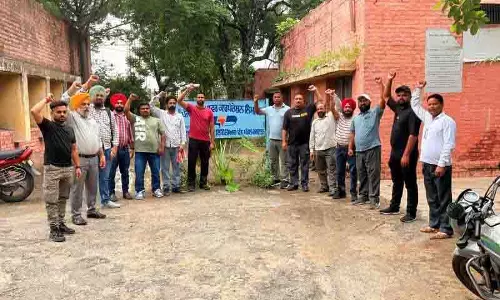Jalandhar: बिजली क्षेत्र के कर्मचारियों ने विरोध प्रदर्शन, निजीकरण नीति वापस लेने की मांग की Jalandhar: बिजली क्षेत्र के कर्मचारियों ने विरोध प्रदर्शन, निजीकरण नीति वापस लेने की मांग की