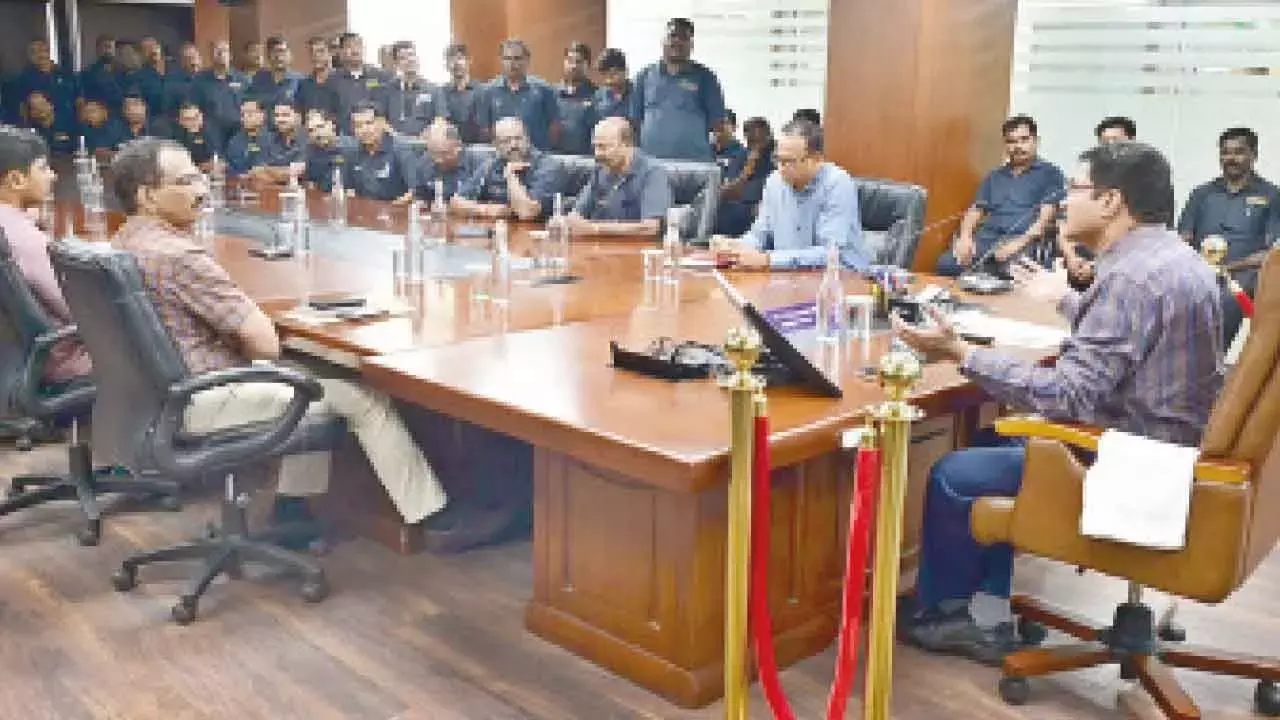 Hydra प्रमुख ने कर्मचारियों के वेतन में संशोधन का आश्वासन दिया Hydra प्रमुख ने कर्मचारियों के वेतन में संशोधन का आश्वासन दिया