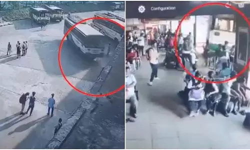 Visakhapatnam : आंध्र प्रदेश बस ने महिला को कुचला, मौत Visakhapatnam : आंध्र प्रदेश बस ने महिला को कुचला, मौत