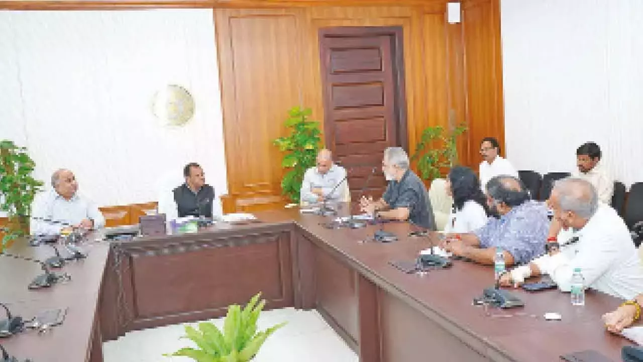 Telangana: सरकार हरकत में आई; टॉलीवुड में हड़ताल खत्म करने के लिए पैनल गठित Telangana: सरकार हरकत में आई; टॉलीवुड में हड़ताल खत्म करने के लिए पैनल गठित